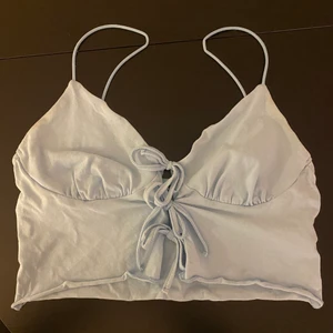 Blå topp - Söt ljusblå topp med knytning, fint skick och sällan använd💙 från SHEIN. Färgen syns bäst på andra bilden