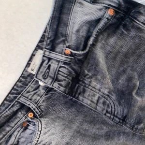 Gråa snygga jeans från Gina tricot - Säljer nu mina fina gina tricot byxor pga jag har så mycket jeans så säljer vidare några så de blir använda som de förtjänar, köpte de i somras så har ej använt de så mycket🤍 Det är i bra skick och ser nya ut🥰 Skriv om du har några frågor eller är intresserad❤️
