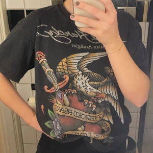 Oversized t-shirt - Säljer denna coola t-shirt i oversize modell!! Storlek okänd men ni ser hur den sitter på mig och jag är 164cm lång🌸 den har lite tjockare tyg, säljer den för 60kr