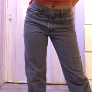 Lee jeans - Ett par gråa Lee jeans! Används inte så mycket längre, därför säljer jag dom istället🔥 De är lite högmidjade men inte så mycket som man kan se på bilden. Jag kan mötas upp i sthlm och kan frakta men köparen står för frakten 💋