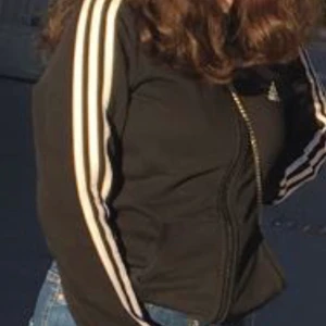 Adidaströja - Buda i kommentarerna!! En jättefin adidas tröja, använd 2-3 gånger, 