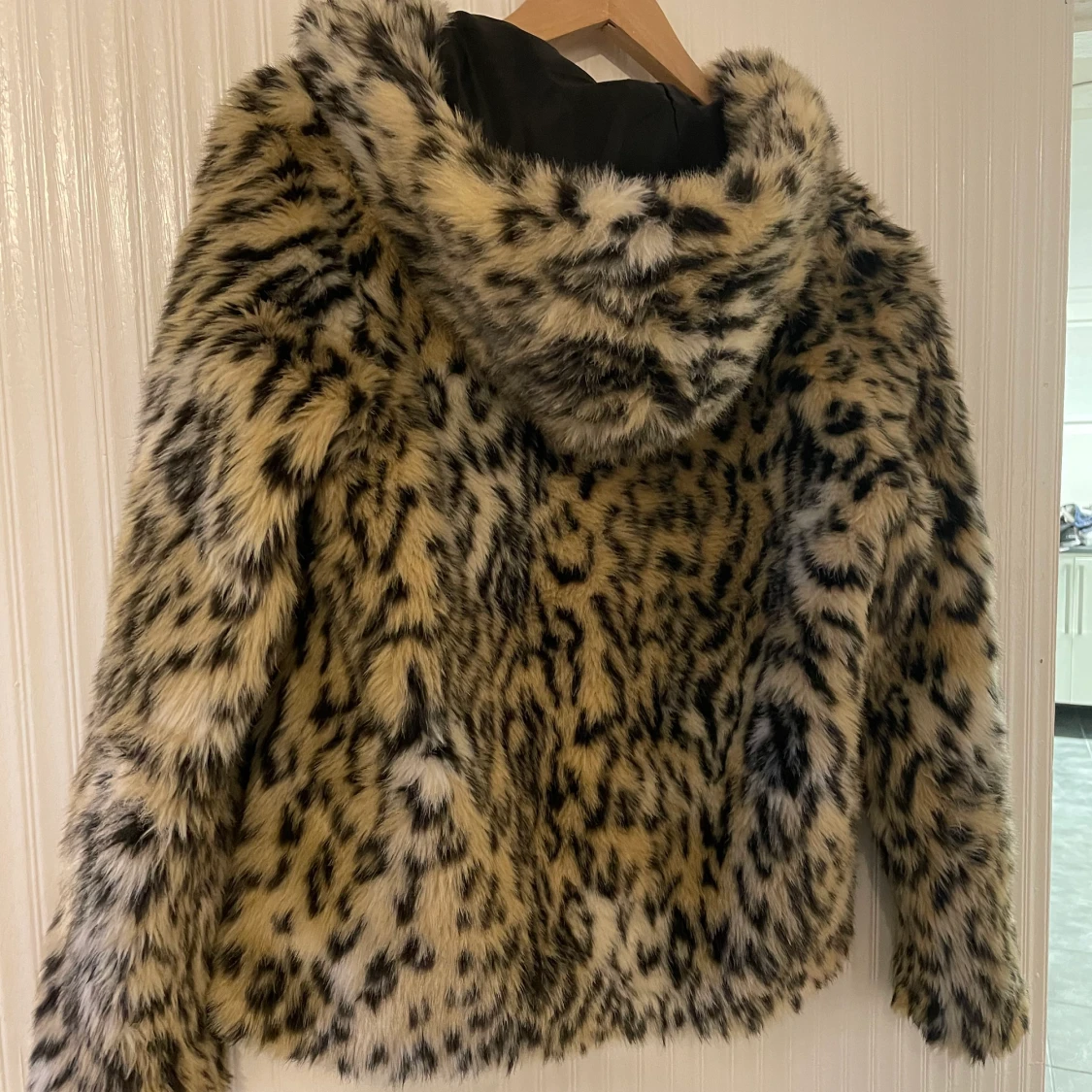 Fake pälsjacka i leopard