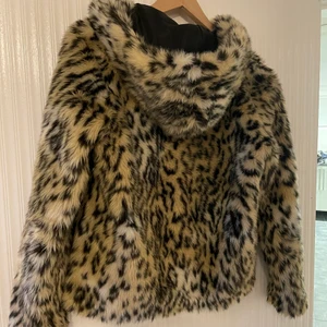 Fake pälsjacka i leopard - Fake päls jacka ifrån hm, leopardmönstrad 