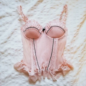 Korsett, H&M  - Jättesöt korsett från H&M. Den är i en lite peachrosa färg, har fina volangdetaljer och axelbanden går att ta av om man vill. Den är säkert 7år gammal men aldrig använd eftersom den tyvärr aldrig varken har eller kommer passa mig. 