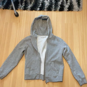 Grå zipup - Grå zipup hoodie från soc❤️ Har ett hål vid kanten av luvan, se bild 3🙃 Lite nopprig på insidan men annars bra skick! Står storlek 40 men den är lite mindre än så🥰 Frakt tillkommer på 66kr