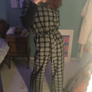 byxdress - knappt använd men väldigt skön byxdress i storlek xs