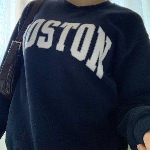 Mörkblå collegetröja  - Svin trendig collegetröja i strl S. Köpt ngn stans i Boston💖 Köparen står för frakten💙💙