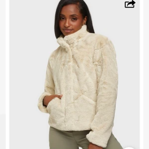 Jacka  - Fuskpälsjacka från ONLY. Köpt på Zalando. Storlek S men passar mer som XS. Knappt använd och i väldigt bra skick! Pris 150kr + frakt. 💗💕