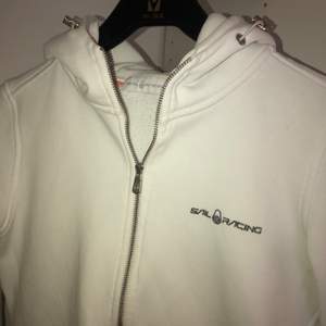 Fin vit Sail racing zip hoodie! Säljer pga inte min stil längre. Storlek Xs men passar även S! 