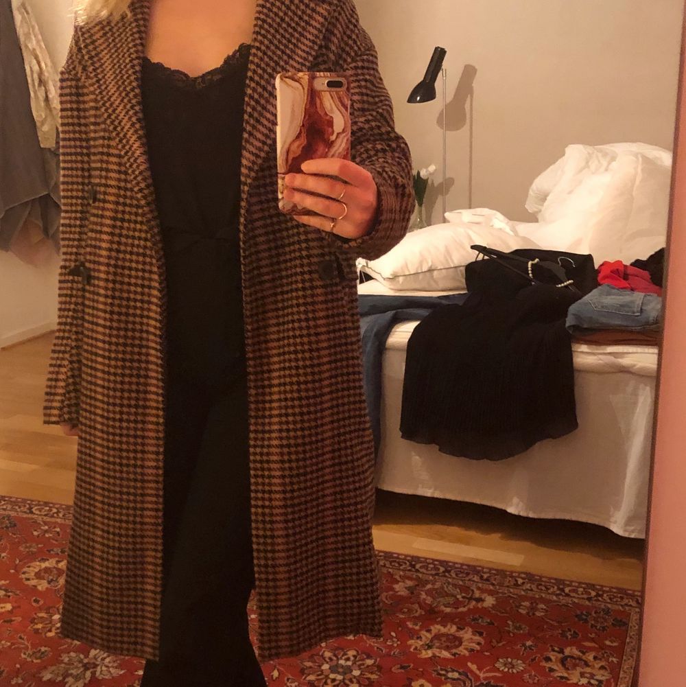 Kappa från Only som jag köpte för ett år sen. Den är i ullmix och sitter absolut inte som en xs då den är oversize. Passar vinter, vår och höst. Skicket är bra och den har inga defekter förutom att den är använd då. Säljer eftersom jag haft på mig denna ALDELES för ofta, dax o köpa ny. Skriv gärna om ni har fler frågor eller vill ha bättre bilder❤️ (jag är 165 lång). Jackor.