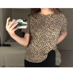 T-shirt  - En jätte fin t-shirt från lager 157. Aldrig använd. Inget fel på den eller så, säljer den för att jag inte använder den. Den är i storlek XS men sitter på som en S/M 