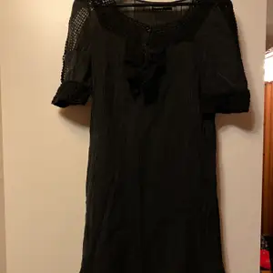 En svart blus klänning från Kappahl. Väldigt bra skick. Säljes för 25kr, frakt tillkommer 