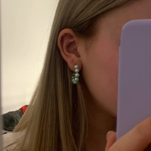 Egengjorda örhängen - Säljer dessa egengjorda örhängen som bara är testade på bilden. Säljs i par. 30kr st + frakt (11kr). 