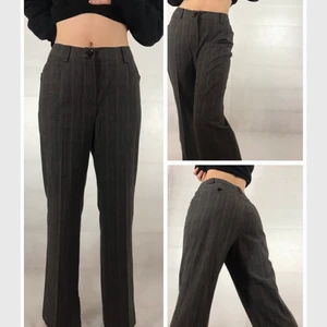 Kostymbyxor - Snygga kostymbyxor som jag klippt upp lite på insidan av ankeln. (Byxorna är knutna lite tajtare på baksidan så de går att ha lågmidjade också)  Insida: ca 83cm Utsida: ca 108cm Midja: ca 84cm