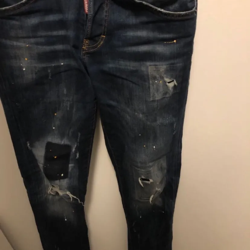 Dsquared Jeans till Salu. Är i väldigt bra skick och inga skador på den. 350kr start pris, skriv om intresserade. Jeans & Byxor.