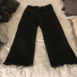Svarta raka jeans ifrån lager 157 - Slitningar längst ner vilket är så snyggt!