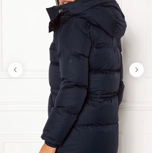 BOOMERANG Alexandra Down Jacket Blackish Navy - Jag säljer min jacka som jag har användt i 4-5 månader väldigt fin och ser ut som ny och är redo för att säljas. Kan hämtas upp i Göteborg annars står köparen för frakten