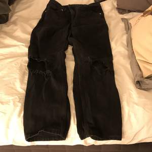 Ass snygga svarta mom jeans med håll vid knäna, storlek 29 