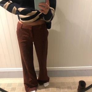 Utsvängda kostymbyxor  - Utvsvängda, långa kostymbyxor. Väldigt långa för att vara XS, skulle säga mer att det är en small. Enbart använda fåtal gånger. Har en snygg passform. 