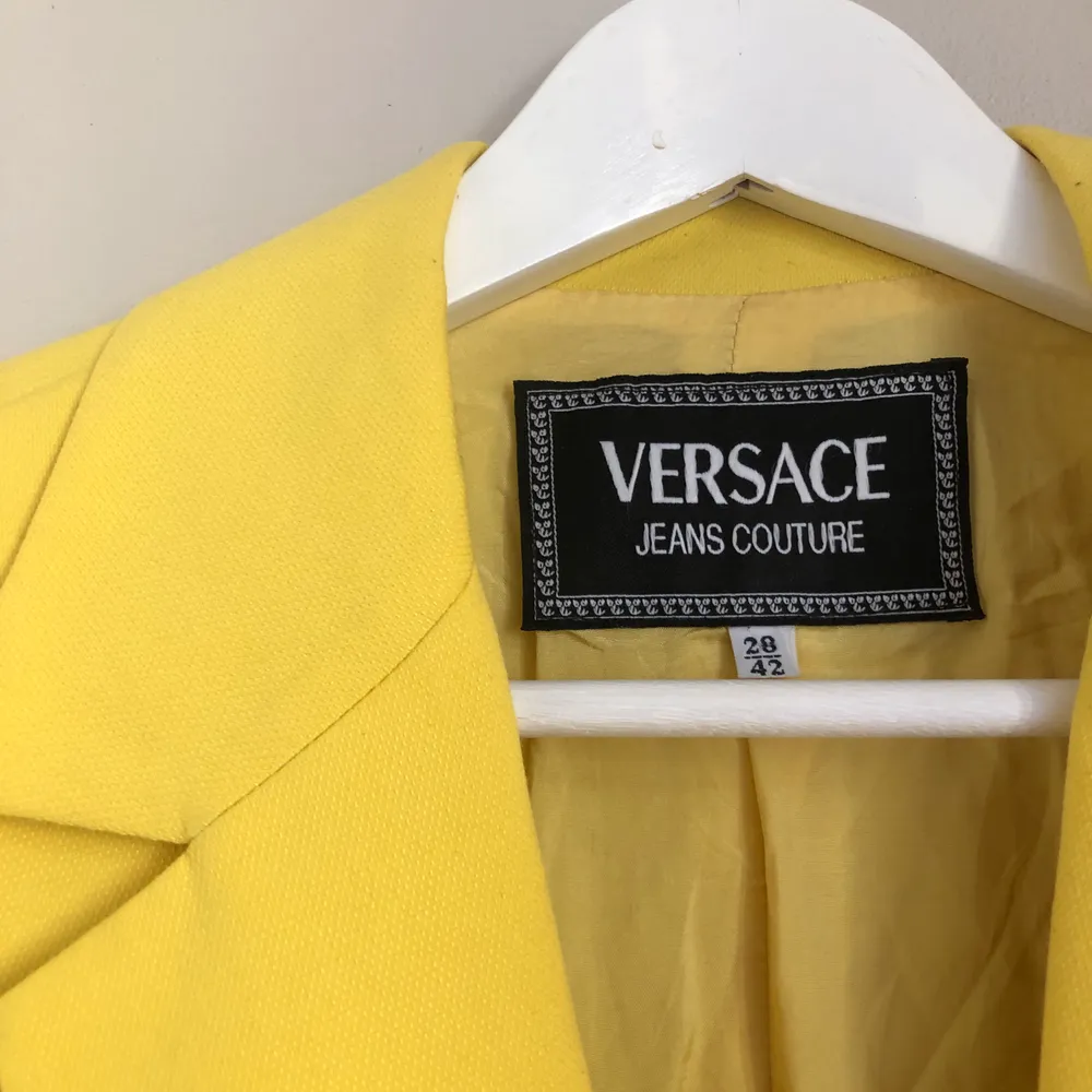 Versace kavaj. saknar en knapp. Vintage. Super fin modell, skriv för fler bilder❤️. Kostymer.