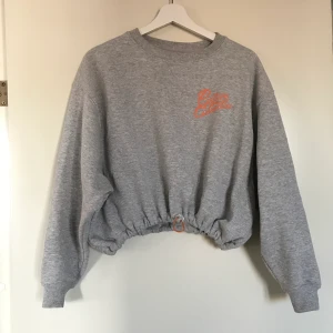 Skönaste sweatshirten - Knappt använd, superfint skick! Storlek M. Frakt tillkommer 