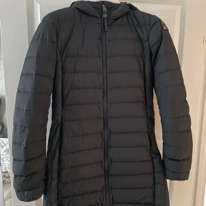 Parajumper jacka - Säljer min parajumper jacka i storlek M men passar S, köpt på emporia i Malmö, ny pris 4000 mitt pris 2000, den är använd och lite sliten, kvitto finns äkta 