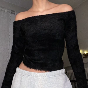 Fluffig off-shoulder  - Mysig off-shoulder tröja i ett fluffigt tyg! Varan köptes i nyskick från H&M och är fortfarande i ett bra skick. Varan har inte några defekter. Läs gärna mina villkor 💓🧚🏼