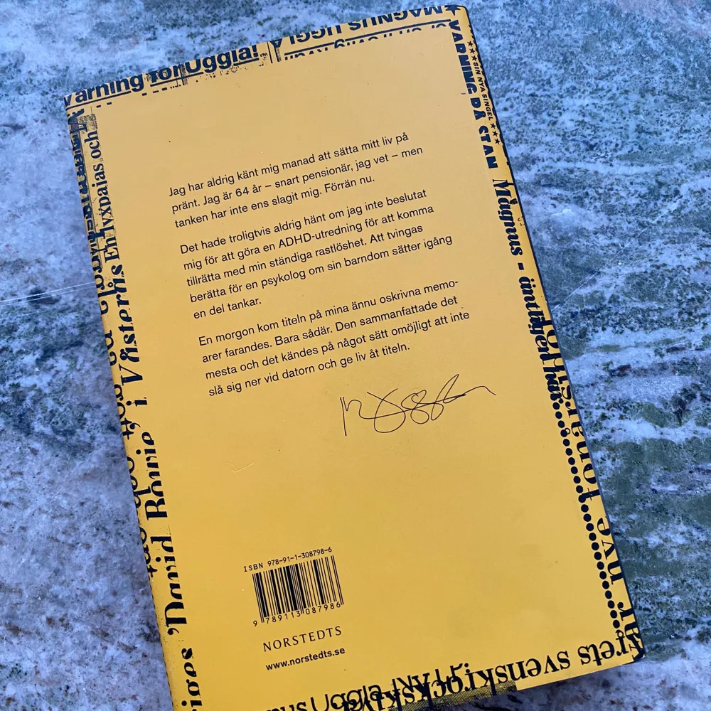 Magnus Ugglas självbiografiska bok ’Enda sättet att genomlida en konsert är att själv stå på scen’ ✨ Snyggt omslag och i mycket bra skick, nypris ca 200. Övrigt.