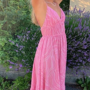 Strukturvävd rosa klänning från h&m  - En favoritklänning köpt från förra året som jag nu måste sälja tyvärr! Storlek 36, vit/rosa i färgen. Köptes för 499kr. Köpare står för frakt (fraktkostnad kan ses nedanför) /MÅNGA INTRESSERADE, LÄS:, buda >exklusive< frakt . Buda i kommentarerna, budgivning avslutas nu på söndag 12.00 ❤️