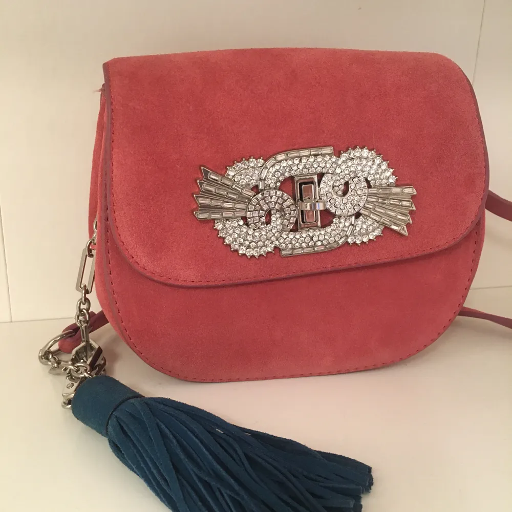 ZARA pink leather bag with rhinestones and tassel. Adjustable strap. This bag is gorgeous. Sweet color with added bling. Excellent condition. Clean interior. Leather material. Perfect for a fancy event!  Excellent condition Size: 17x18x8cm  Pick up available in Kungsholmen  Please check out my other items! :) . Väskor.
