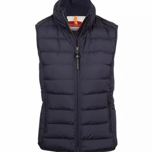 Parajumper väst  - Säljer nu min parajumper väst använd men som ny, den är felfri. Äkta såklart,Köpt på johnells jag har kvar kvittot och lapparna. Den är i stl Xs men skulle säga att den passar S också. Nypris 2999