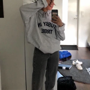 Gråa jeans - Snyggaste jeansen jag äger, säljer för att dom tyvärr blivit alldeles för små. Jag är ca 160cm och som ni ser på bild nr 2 har jag vikt upp dom, så passar absolut folk som är längre. Köptes för 599kr på nakd i september.