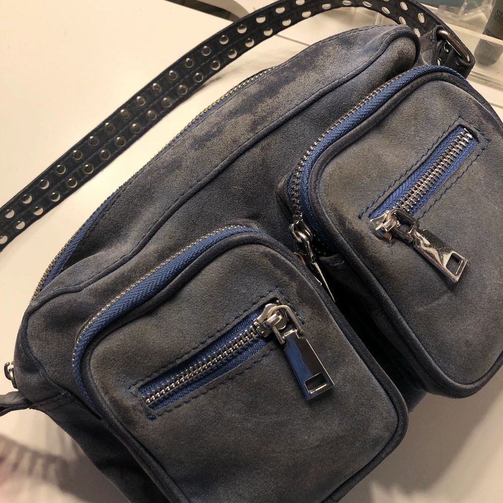 Super fin blå väska från Noella!! Favvo-väskan förut så den är väl använd. Ett långt väskband ingår även. Se färgen tydligare på sista bilden 💙. Pris kan diskuteras. Nypris 700kr. Köparen står för frakt. . Väskor.