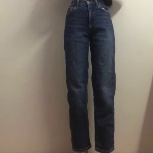 Baggy jeans - Baggy jeans köpta för 500 p Gina, använda Max 4 ggr strl 34/xs Skriv privat om du är intresserad