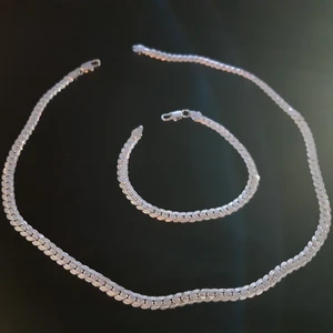 Äkta silver kedja och armband  - äkta silver (925)                                                             helt ny, toppskick                                                                                                                           armband - 200 kr                                                        kedja - 250 kr                                                              båda - 350 kr                                                                kedjan är 50 cm lång, 7 mm bred                      armbandet är 20 cm långt, 7 mm bred
