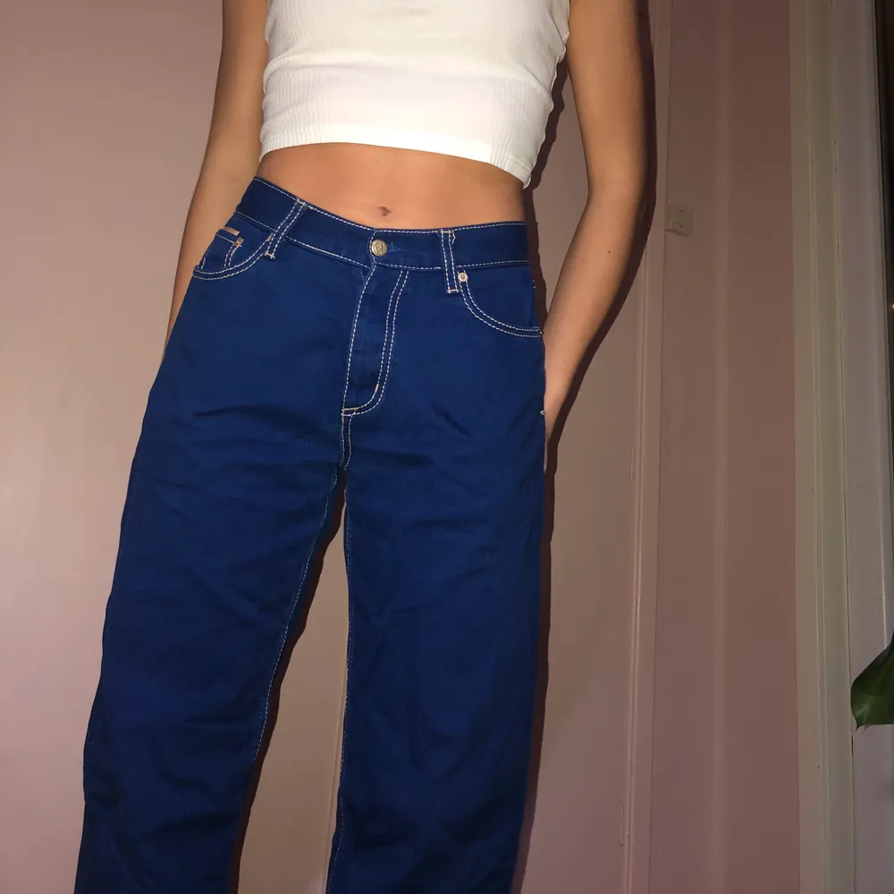As sköna halvt baggy jeans i modellen benz från eytys. Dem har ett litet hål på ena bakfickan (se bild) går att laga rätt så enkelt men de är inte jättestort heller. Jag är 172 och har 28 i waist i vanliga fall också. Buda i kommentarerna! . Jeans & Byxor.