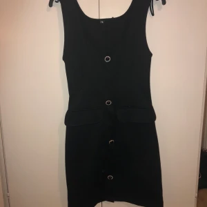 Klänning - Säljer denna snygga klänning från Zara i storlek S, passar även XS. Ger en snygg passform p.g.a figursydd. Bra skick och kvalité. Köparen står för frakten. 