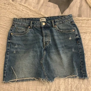 Jeanskjol - Säljer denna jeanskjol. Den är aldrig använd och är i bra skick. Köparen står för frakten💗