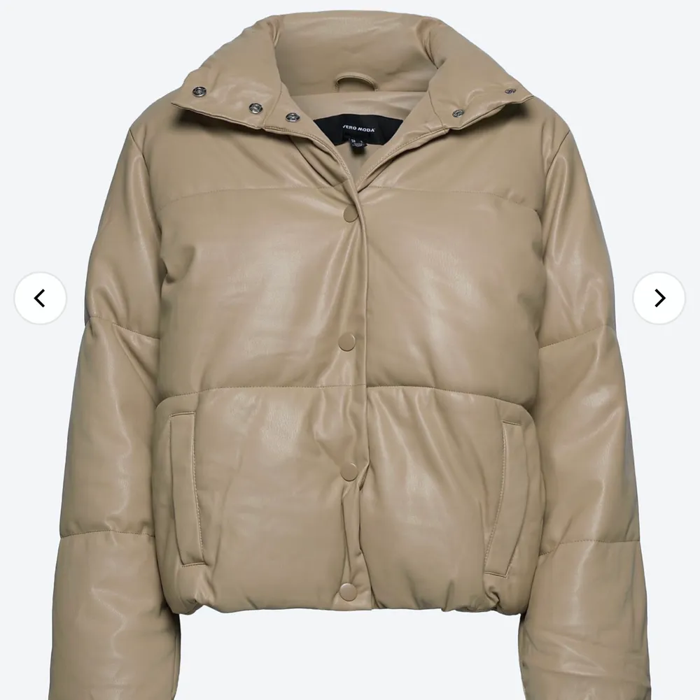 En snygg lite oversize (beroende på storlek såklart!!!) läderimiterad puffer jacket från vero Moda. Helt ny och aldrig använd, prislappen kvar. Originalpris: 649kr. Jackor.