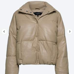 En snygg lite oversize (beroende på storlek såklart!!!) läderimiterad puffer jacket från vero Moda. Helt ny och aldrig använd, prislappen kvar. Originalpris: 649kr
