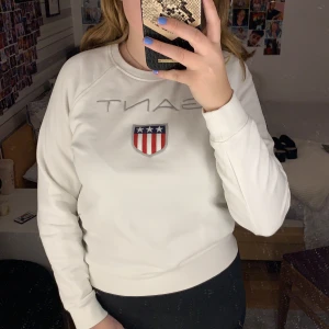 Vit gant tröja  - Säljer denna vita gant tröja. Den är i storlek 158/164 men jag skulle sägs att den är som en S. Nypris 699kr mitt pris 200kr. Köparen står för frakten🦋