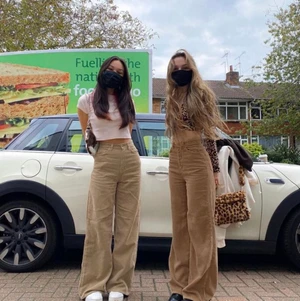 Läckra gräddvita Manchester byxor från weekday - Vintage byxor använd få gånger Buda gärna i kommentarsfältet!