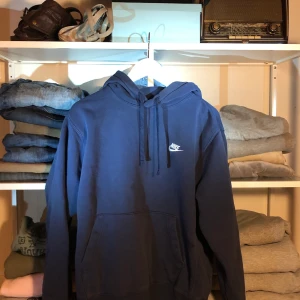Nike hoddie - Hör har vi en snygg mörkblå Nike hoddie i storleken M och väldigt bra skick 