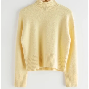 Stickad tröja - Jättefin stickad tröja från & Other Stories. Säljer efter den ej kommit till användning. Köpt för 390kr.