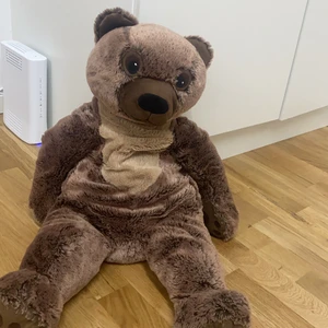 Nalle - Brun nalle som är köpt för 300kr och säljer för 100kr+frakt. Inte använd så mycket bara att jag klippte bort lappen se bild tre. 