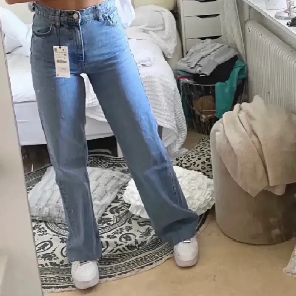 Säljer nu super fina zara jeans, endast testade. Jag är 176,5 cm lång och är bra i längden. Små i storlek sitter bra på mig som har 38/M. (Lånad bild) buda om det är fler intresserade. Jeans & Byxor.