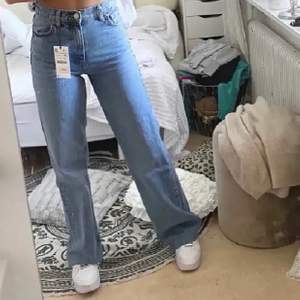 Säljer nu super fina zara jeans, endast testade. Jag är 176,5 cm lång och är bra i längden. Små i storlek sitter bra på mig som har 38/M. (Lånad bild) buda om det är fler intresserade