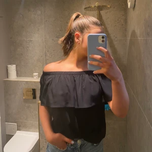 Off shoulder tröja  - Säljer min svarta off shoulder tröja. Stolek: 34 se bild, köpt från vila. Knappt använt, därför säljer jag den. 