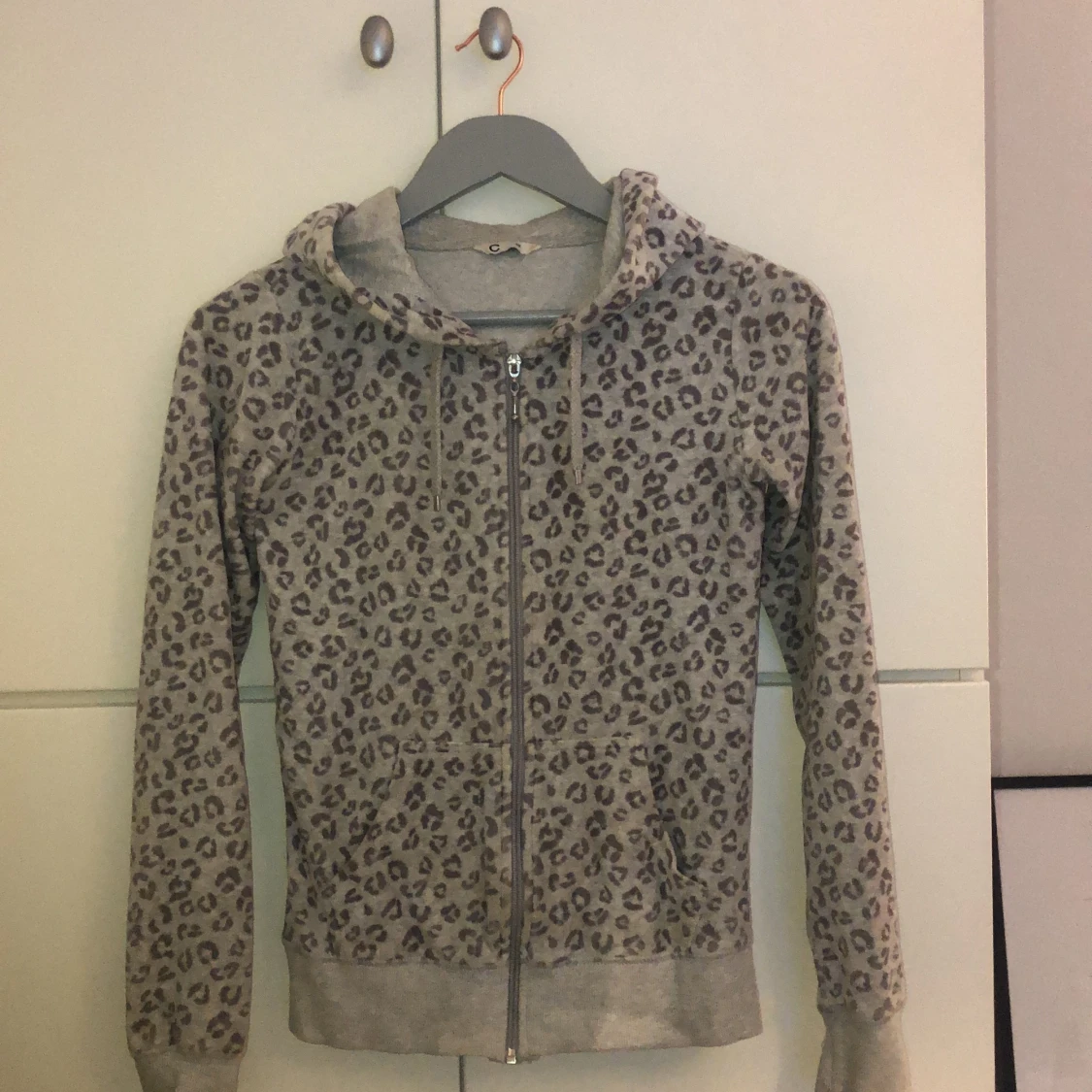 Huvtröja leopard 