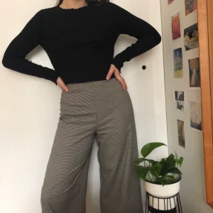 ZARA långärmad ribbad magtröja  - Långärmad, ribbad magtröja i tjockt svart tyg. Strl S men passar även M. Lite högre i halsen. Knappt använd, lite bred i midjan för mig men inget som läggs märke till. Skriv om du har frågor 🐬